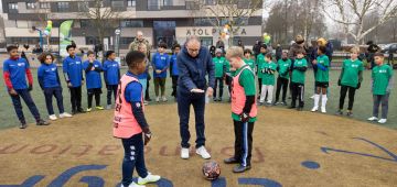 Wethouder-Grimbergen-geeft-startschot-voor-Street-League-voetbalcompetitie-2048x1365.jpg