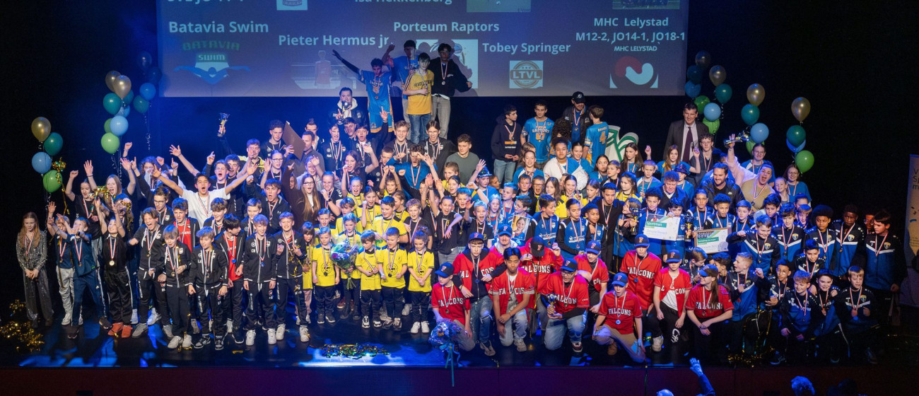 Alle-Lelystadse-jeugdkampioenen-op-het-podium-2048x1365.jpg