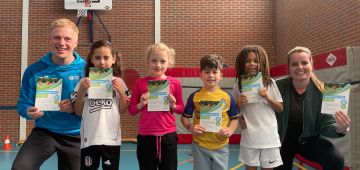Eerste Scholierensportboekjes uitgereikt op basisschool De Sluis (1)