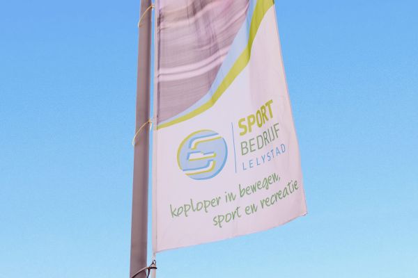 Vlag-Sportbedrijf-Lelystad-cropped.jpg